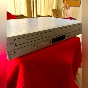 “INSIGNIA”..MODEL#671R1P107Z CD/VHS PLAYER..TESTED/WORKS..GRAY&BLACK..W/REMOTE